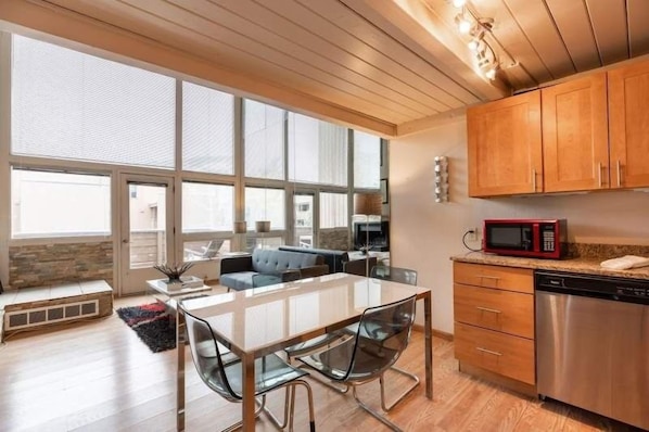 Private kitchen | Fridge, oven, coffee/tea maker, toaster