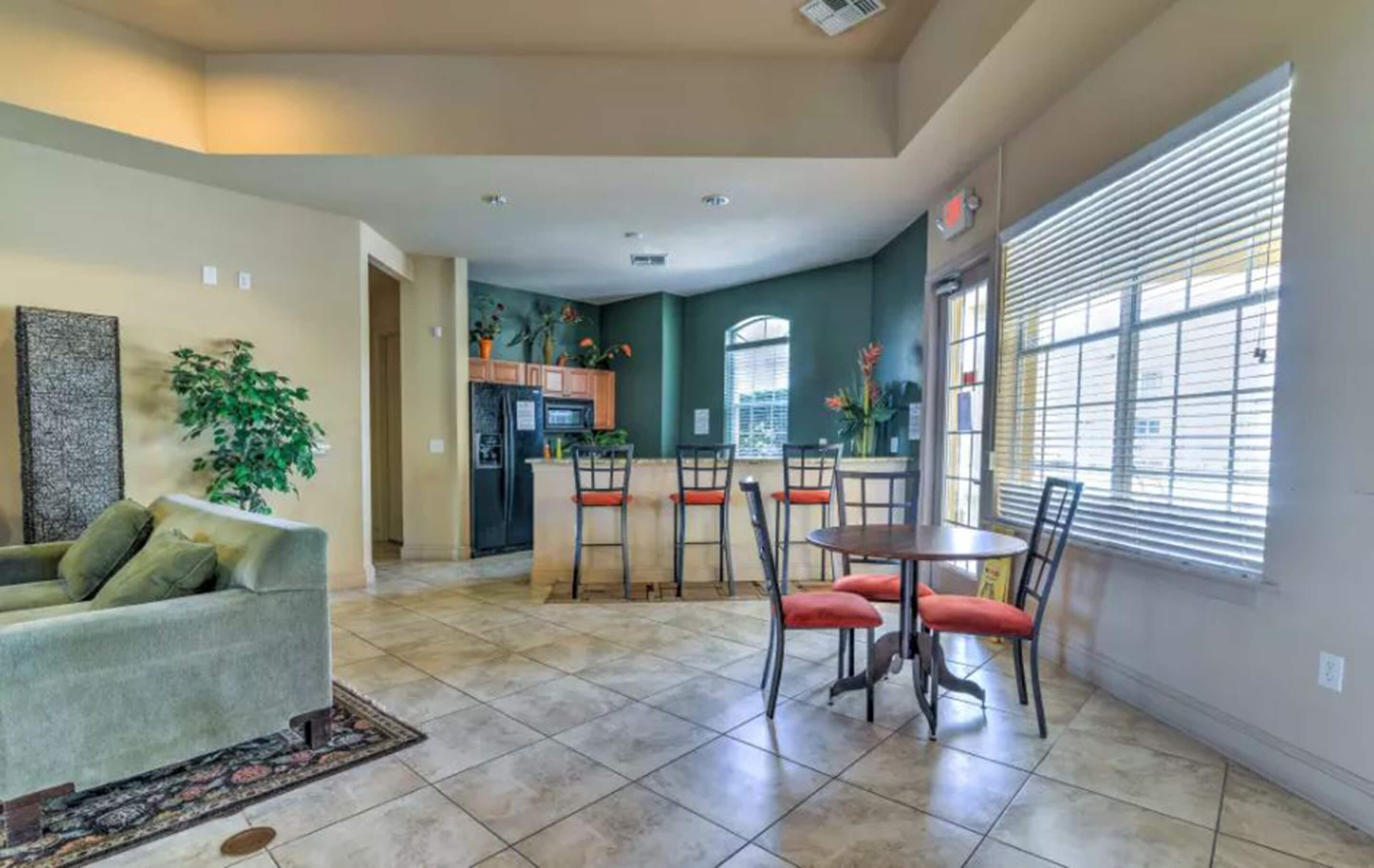 Een koelkast/vriezer, een magnetron, een kookplaat, een vaatwasser