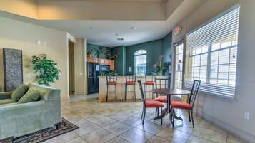 Een koelkast/vriezer, een magnetron, een kookplaat, een vaatwasser