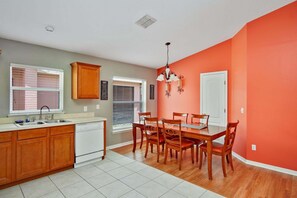 雪櫃、微波爐、焗爐、爐具