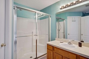 Combined shower/tub, hair dryer, towels - Royal Ridge Retreat (Davenport)