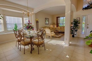 Villa | Eget kök | Kylskåp, mikrovågsugn, ugn och spishäll