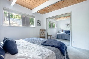 3 makuuhuonetta, silitysrauta/-lauta, vauvan matkasänky, Wi-Fi