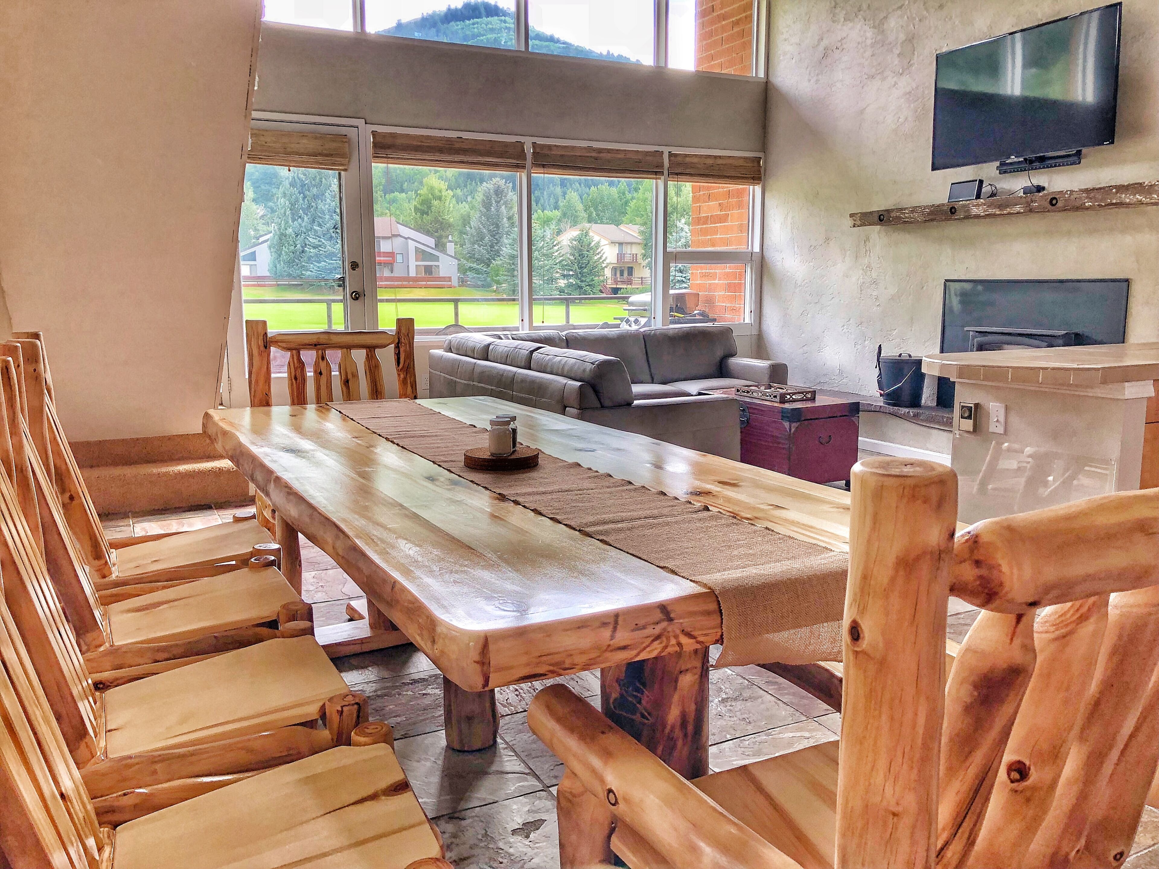 Fernseher, Kamin, Bücher