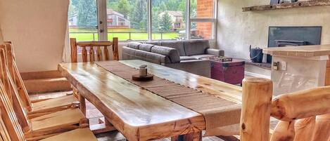 Fernseher, Kamin, Bücher