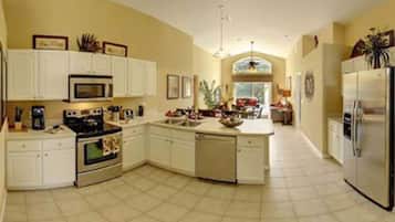 ثلاجة، ميكروويف، موقد طهي مسطح، غسالة أطباق