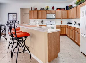 Villa | Private kitchen | Microwave, oven, stovetop, dishwasher - Sunseeker Villa (Davenport)