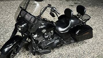 Una motocicletta parcheggiata su fondo ghiaioso.
