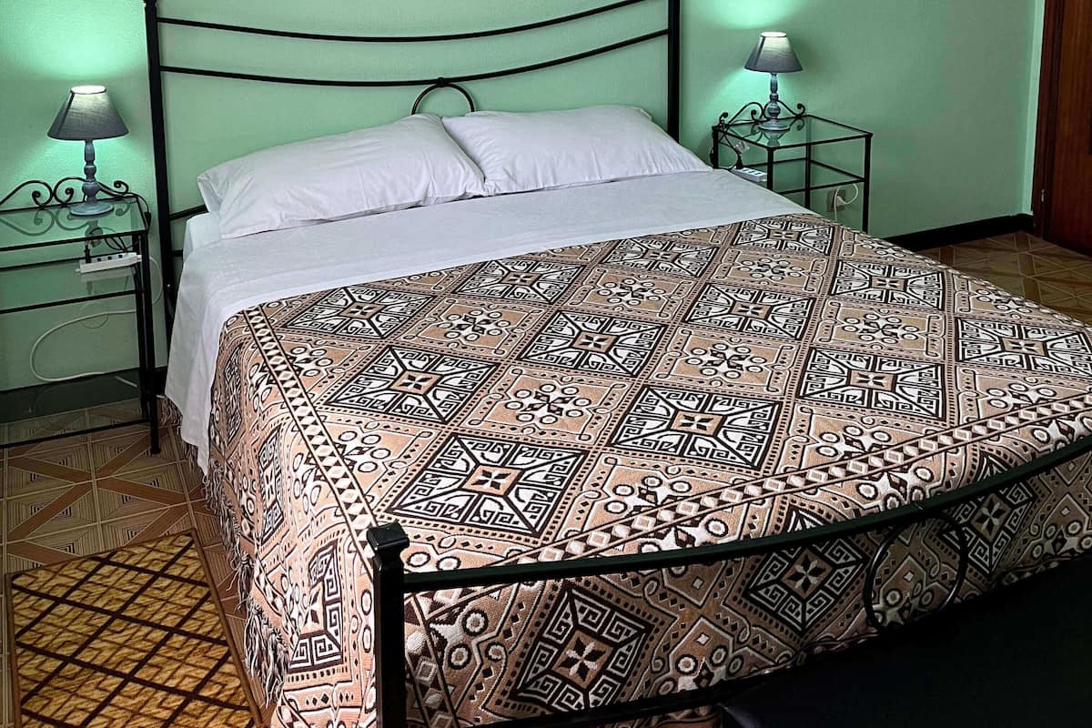Suite clásica, varias camas, para no fumadores, planta baja | Edredón, muebles diferentes y escritorio
