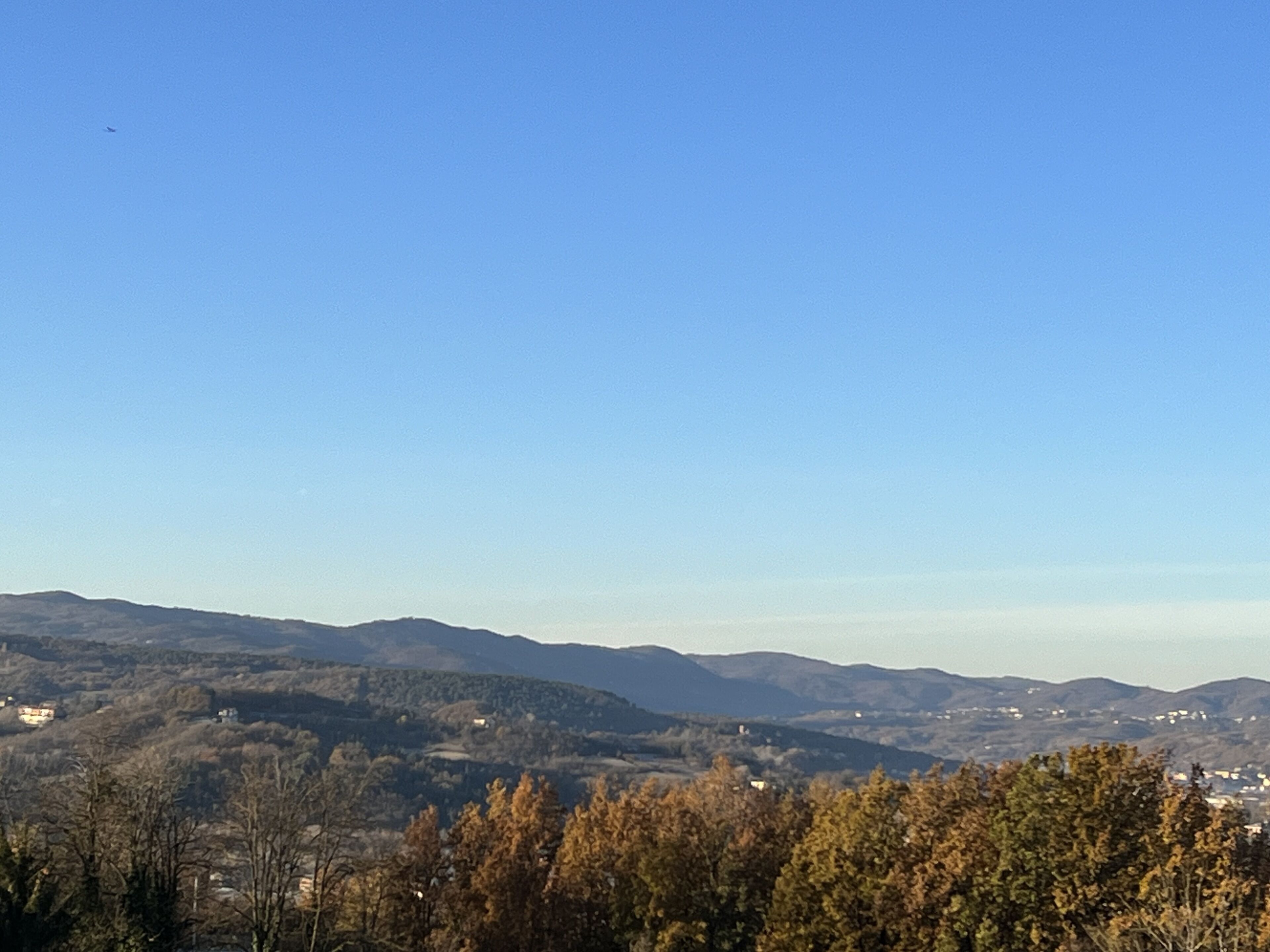 Un paisaje montañoso con cielos despejados.