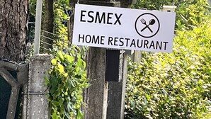Un letrero con dos establecimientos: B&B Casa Tea y ESMEX Home Restaurant.