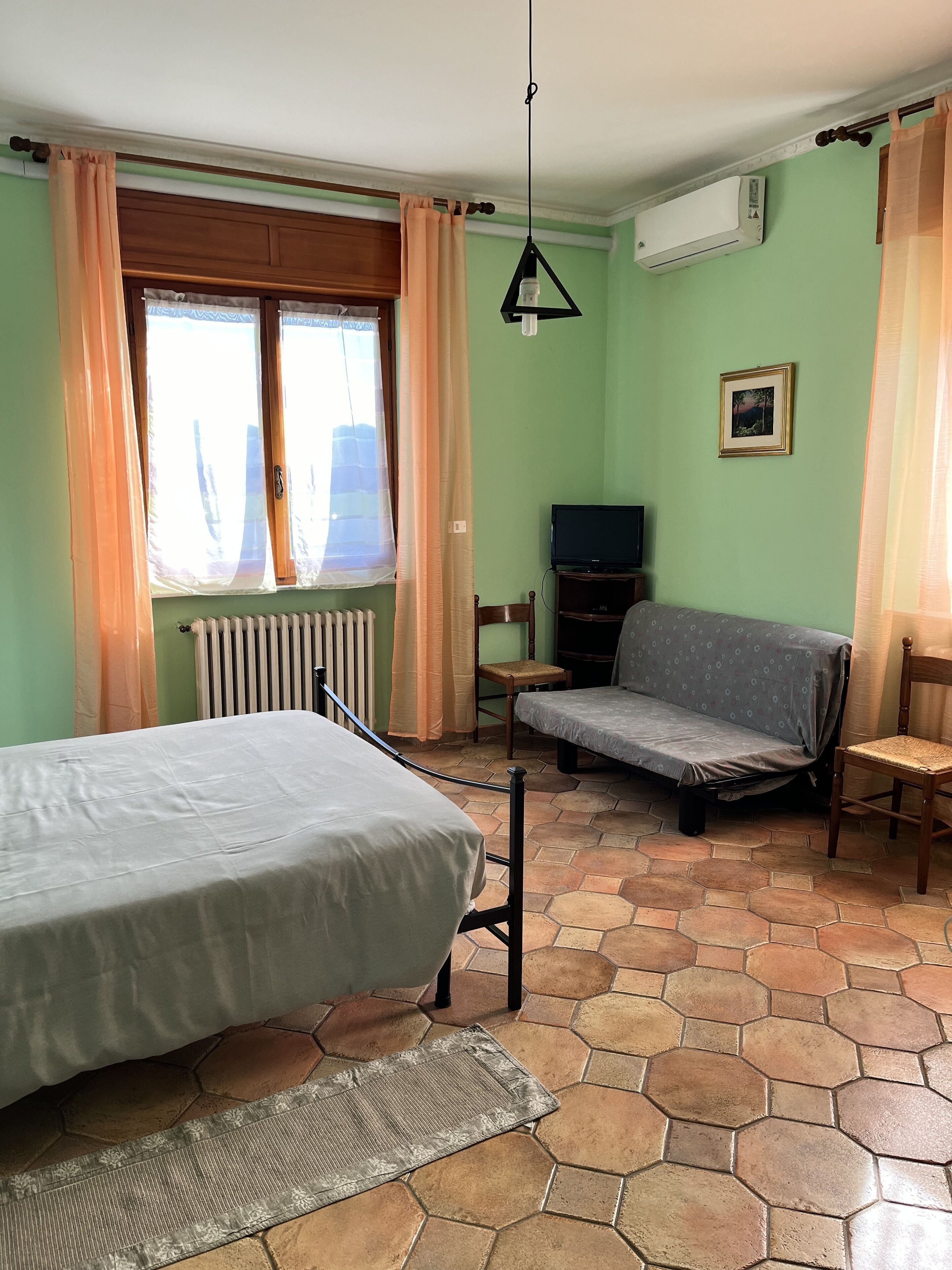 Cubrecamas, muebles diferentes y escritorio 