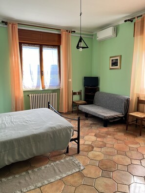 Suite panoràmica, no fumadors, nivell executiu | Cobrellits, mobiliari individual i escriptori 