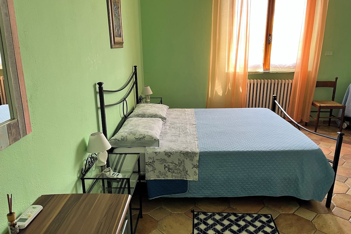 Suite panorámica, para no fumadores, piso ejecutivo | Edredón, muebles diferentes y escritorio