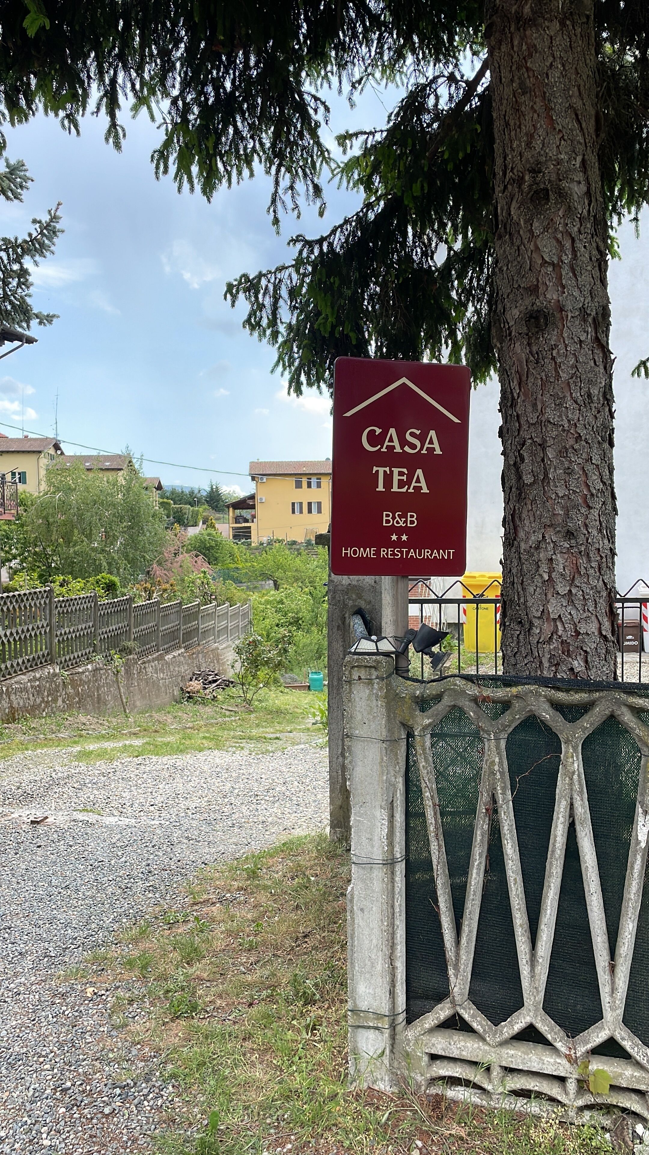 Schild für ein Hausrestaurant namens CASA TEA, mit einem Häuschen-Symbol und einem B&B-Logo.