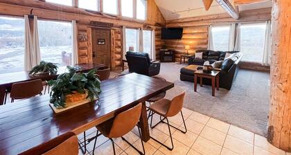 Spacious riverside Lodge Book now for winter ski trips- 20 miles to Wolf Creek
