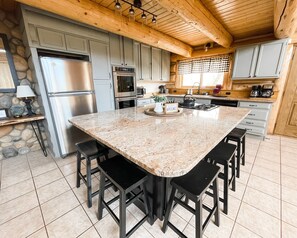 Fridge, microwave, oven, stovetop - Spacious riverside Lodge Book now for winter ski trips- 20 miles to Wolf Creek (South Fork)