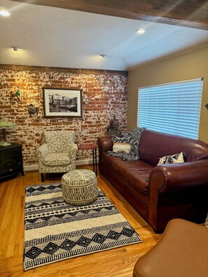 TV connectée, livres, écrans d'ordinateur