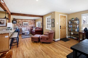 Interior - 10% off until March 8/Entire cozy home and PET friendly (Denver)
