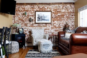 Smart TV, books, computer monitors - 10% off until March 8/Entire cozy home and PET friendly (Denver)