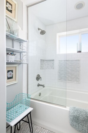 Combined shower/tub, hair dryer, towels, soap