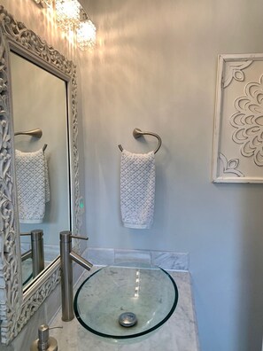 Ensemble baignoire-douche, séchoir à cheveux, serviettes fournies, savon
