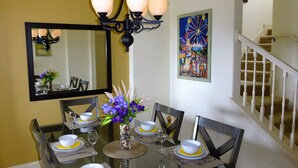 Townhouse | Spiseområde på rommet