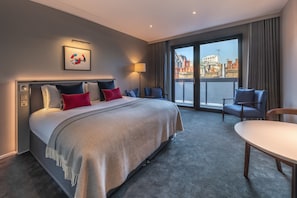 Suite Junior | Brankas, meja kerja, ruang kerja ramah laptop, dan setrika/meja setrika