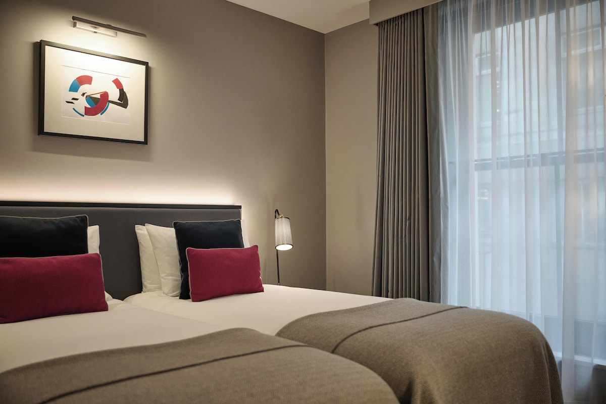 The Junior Suite - Twin | In-room safe, desk, laptop workspace, soundproofing