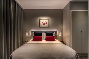 In-room safe, desk, laptop workspace, iron/ironing board - The Resident Covent Garden (London)