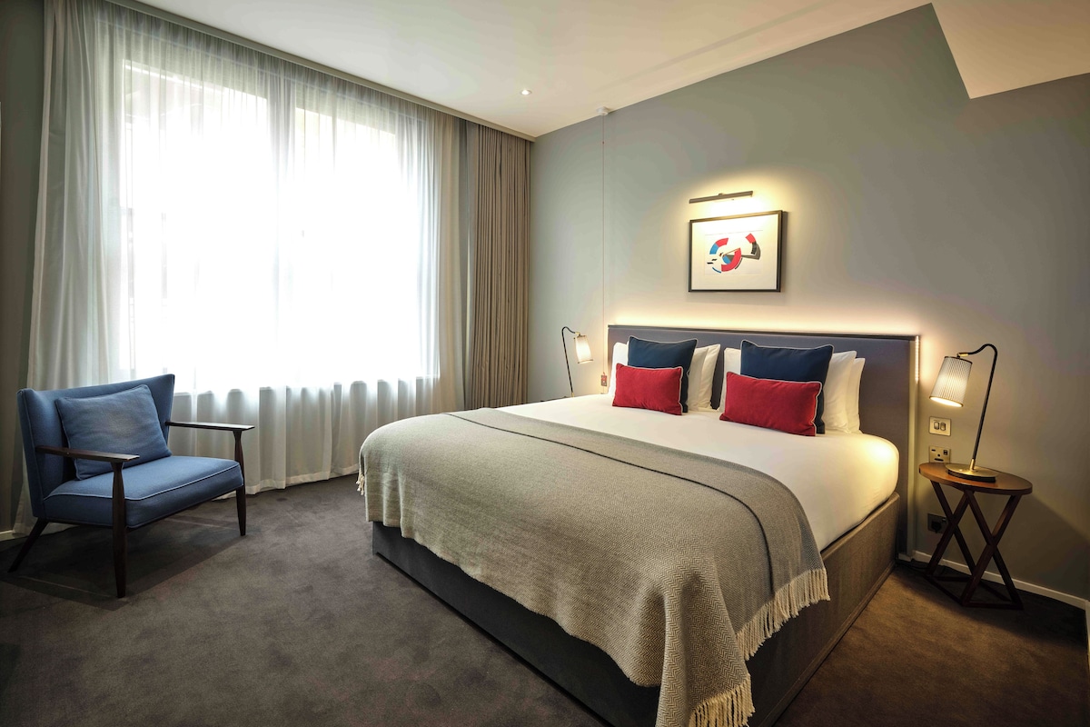 The Superior King - Accessible | In-room safe, desk, laptop workspace, soundproofing
