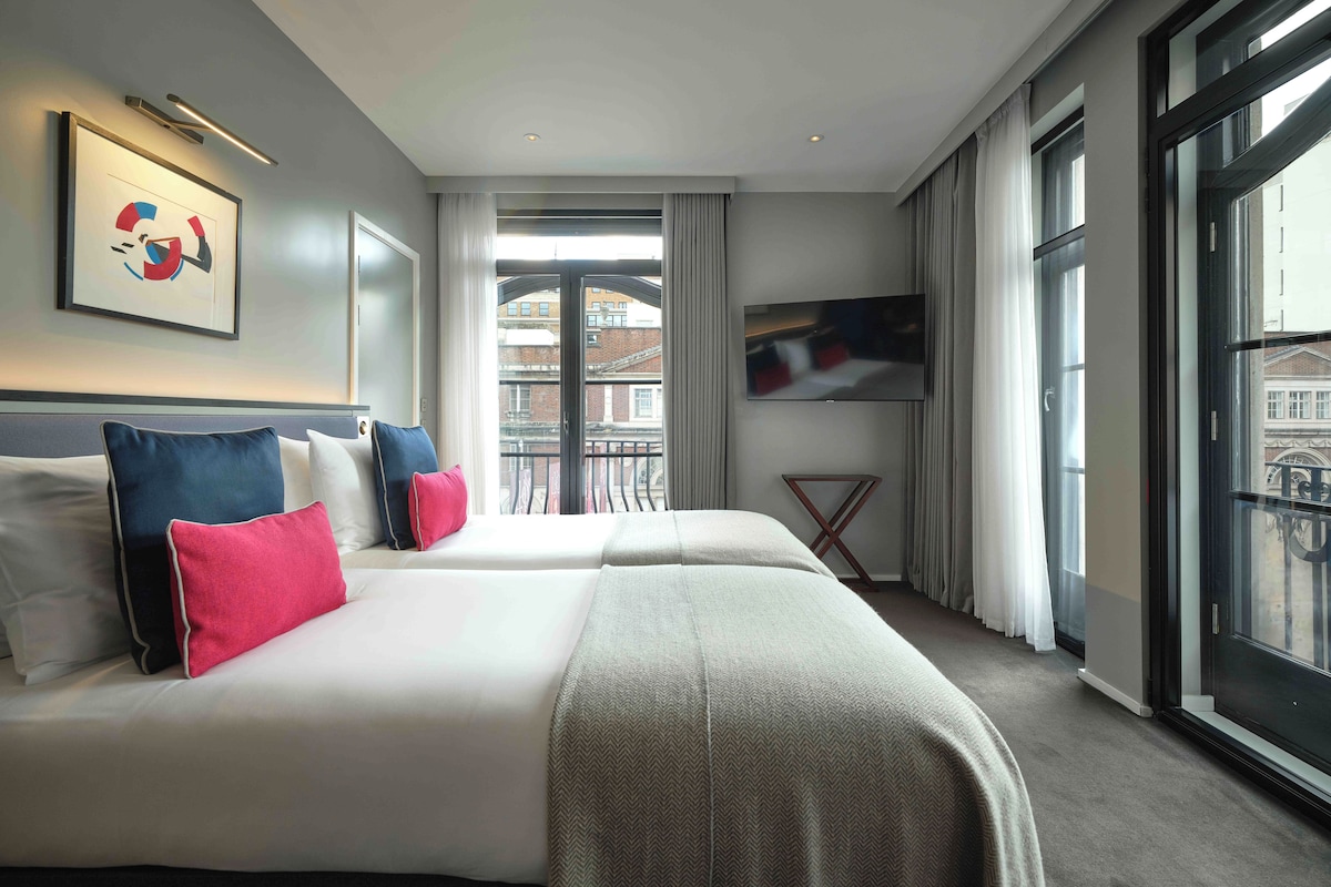 The Superior King - Twin | In-room safe, desk, laptop workspace, soundproofing