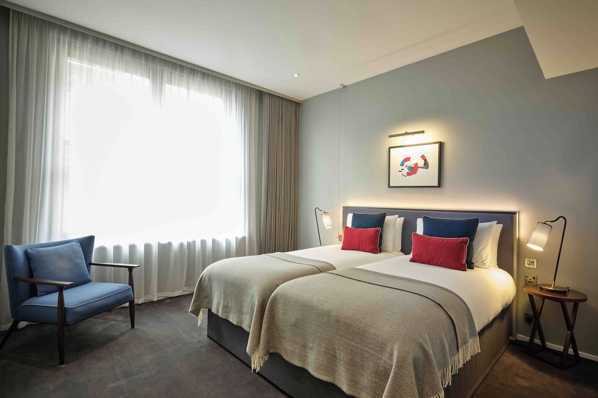The Superior King - Accessible - Twin | In-room safe, desk, laptop workspace, soundproofing