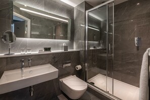 Shower, eco-friendly toiletries, hair dryer, towels - The Resident Covent Garden (London)