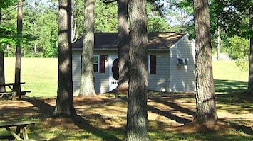 CABIN IN WOODLAND SETTING 