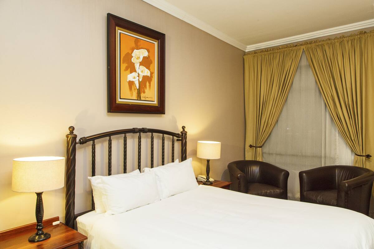 Bộ đồ giường cao cấp, minibar, két bảo mật tại phòng