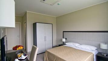 Frigobar, cofres nos quartos, escrivaninha, quartos à prova de som