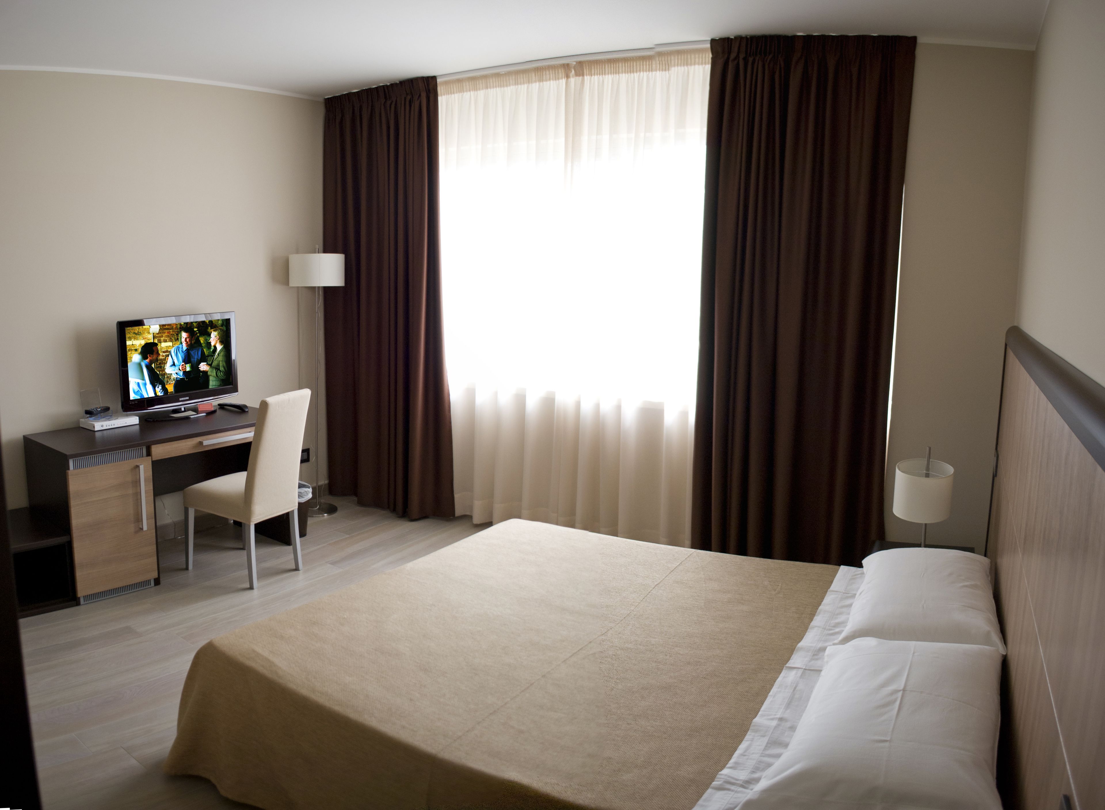 Deluxe Double or Twin Room | Minibar, in-room safe, desk, soundproofing
