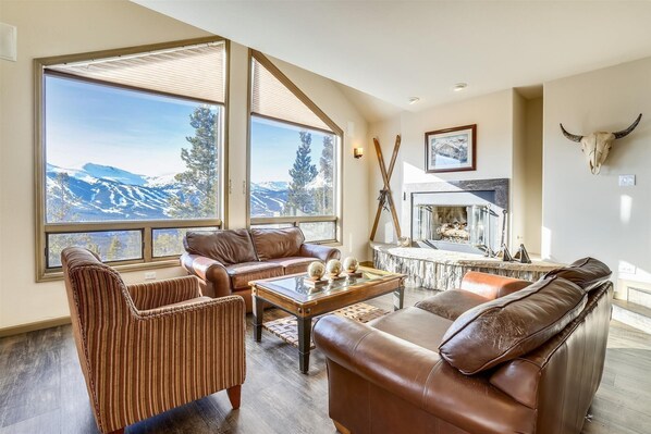 タウンホーム 4 ベッドルーム | リビングルーム