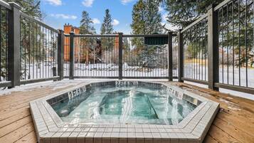 Condo, 2 Bedrooms | Property grounds