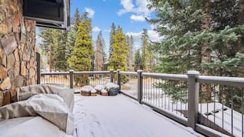 Condo, 2 Bedrooms | Property grounds