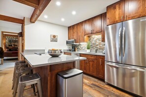 Appart'hôtel, 2 chambres | Cuisine privée | Réfrigérateur, four, cafetière/bouilloire