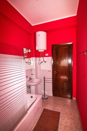 Apartment | Badezimmer | Duschwanne, Handtücher
