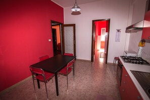 Apartment | Essbereich im Zimmer