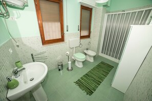 Lejlighed | Badeværelse | Bruser, hårtørrer, bidet