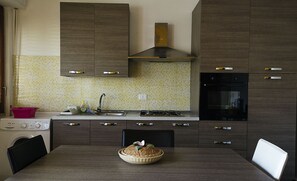 Refrigerador, horno, placa de cocina, cafetera expreso