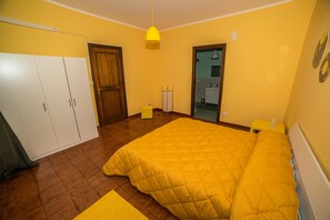 A bedroom with a large bed, a wardrobe, a door, and a mirror. - Loft Notarbartolo 2 (Palermo)