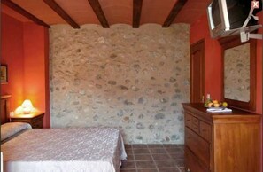 Triple Room | Free cots/infant beds, free WiFi, bed sheets - Hotel Rural Barranc De L'ínfern (La Vall d'Ebo)