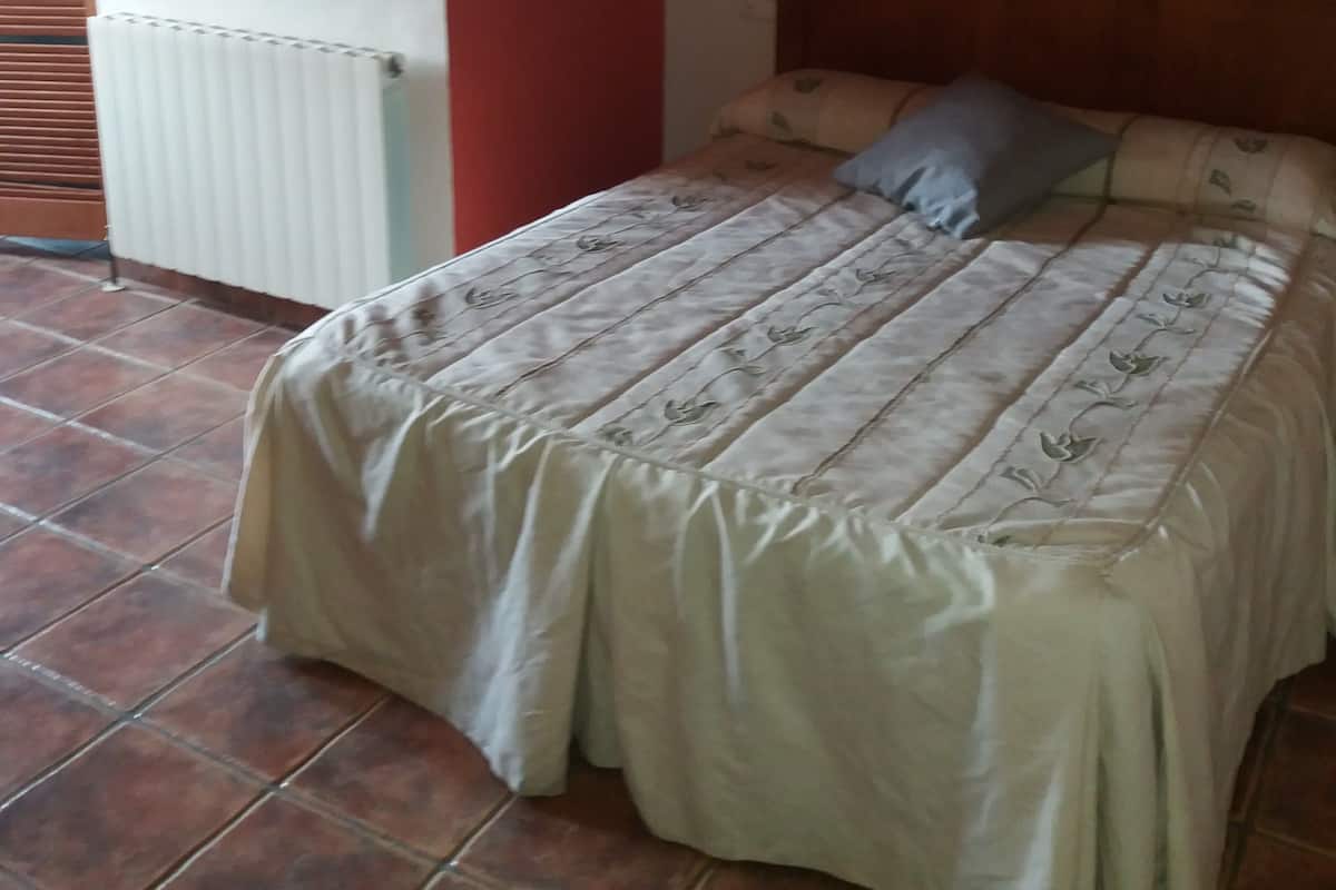 Triple Room | Cribs (free), WiFi (free), bed sheets