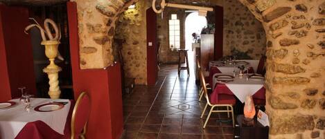 Serveert ontbijt, lunch en diner